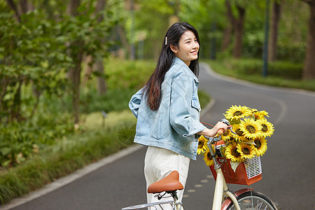 文艺青年女性初秋户外骑行图片