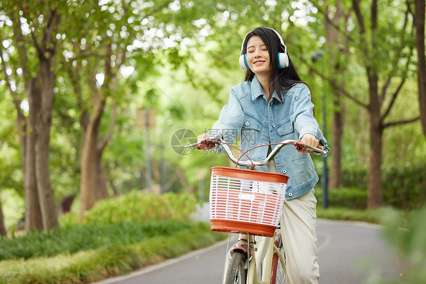 户外骑行的文艺女青年图片