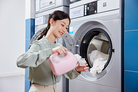 洗衣服添加洗衣液的女性图片