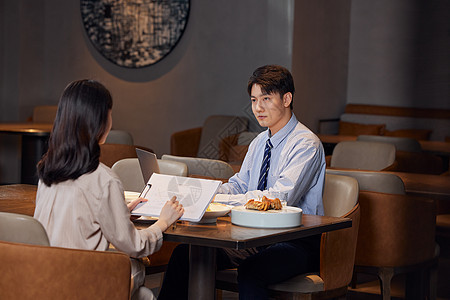 酒店餐厅讨论工作的商务人士图片