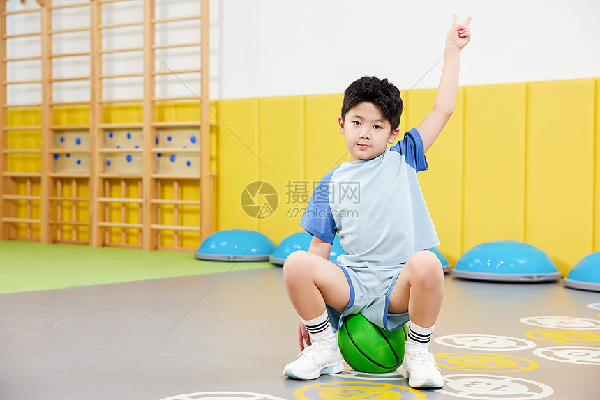 室内玩球的小男孩图片