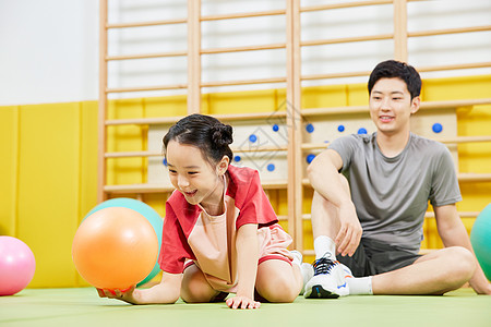 室内玩球的小女孩高清图片