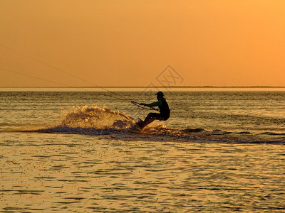 日落2海湾上风筝冲浪的剪影图片
