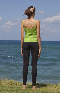 在沙滩上看远方的健身女人图片