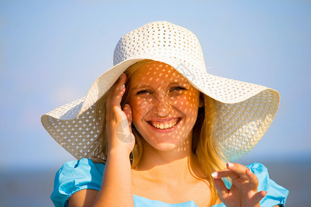 夏天戴帽子的年轻女孩图片