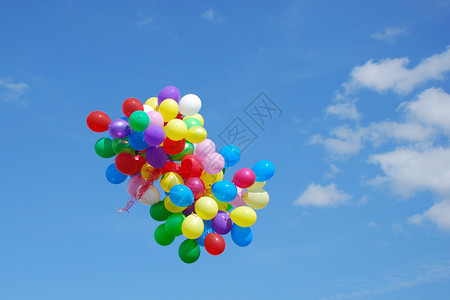 一群气球在天空中飞翔图片
