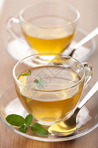 两杯薄荷绿茶图片