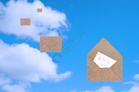 信封在天上飞来去上面写满了字母图片