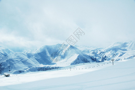 冬天雪下的高山图片