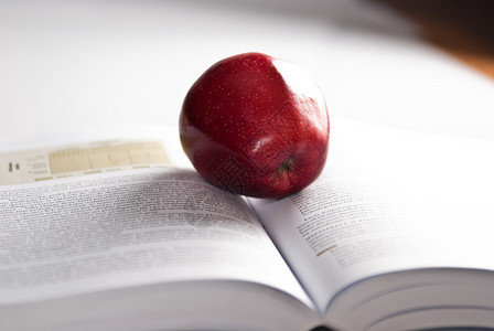 书和新鲜的红苹果图片