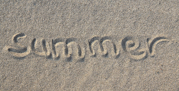 在沙滩上签字暑假和日概念夏天背景图片