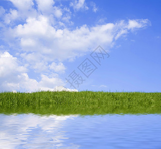 美丽的绿草与蓝天对峙云也代图片
