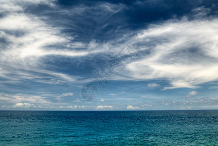 美丽的海洋的景观和天空中图片