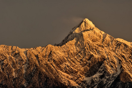 东亚最高的山峰在被称为杰德山莫里森山于山或尤山Y图片