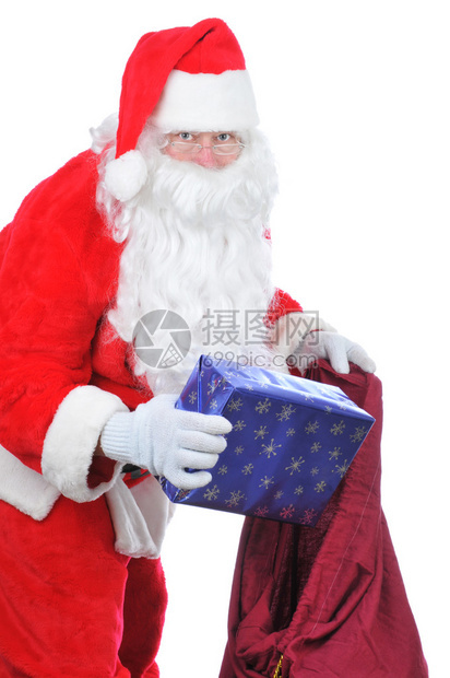 圣诞老人把圣诞礼物放在他的袋子里图片