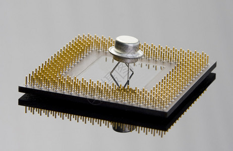 现代处理器和旧晶体管的概念图片