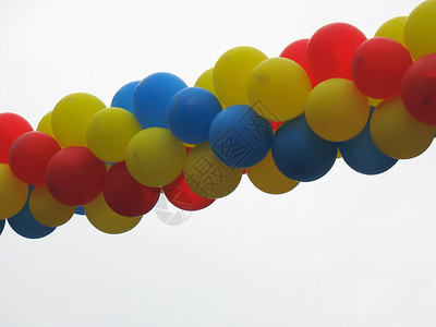 一组五颜六色的庆祝或生日派对气球图片