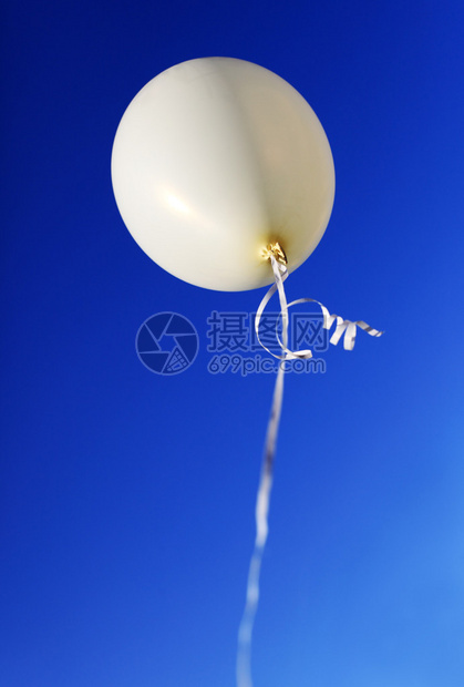 蓝天白气球图片