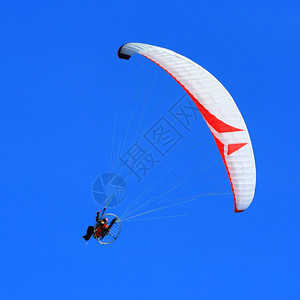 晴天里的电动滑翔伞图片