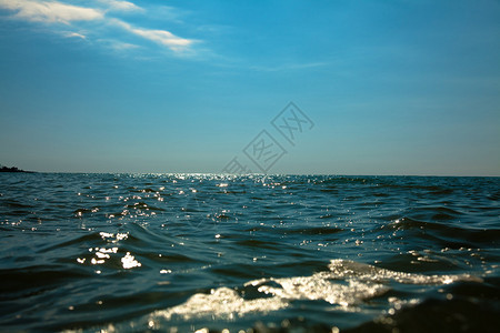 蓝海平线阳光明图片