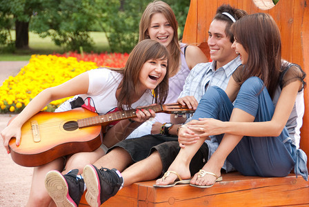 四个年轻朋友弹吉他图片