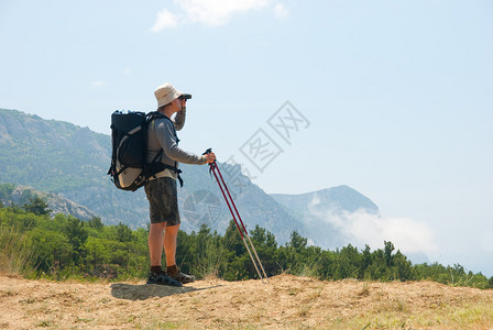 山顶上的徒步旅行者眺望远方图片