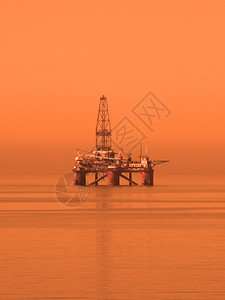 巴库附近里海的石油钻井平台图片