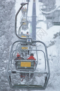 Gondolas在哈萨克斯坦钦布拉克滑雪山坡图片
