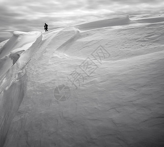 冬山雪峰上的游客图片