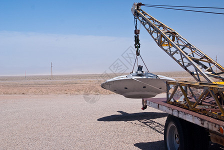 沙漠拖车载运外国太空船到内华达州雷切尔图片