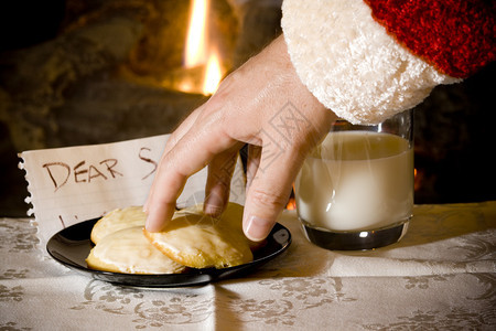 圣诞老人的手伸着饼干亲爱的圣诞老人图片