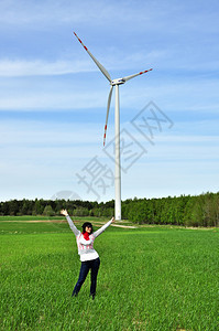 背景中的女孩和风力涡轮机的图像图片