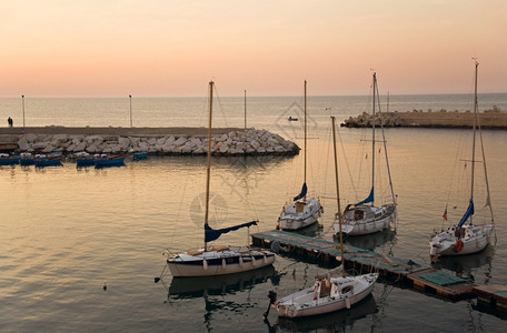日落时的焦维纳佐旅游港口图片