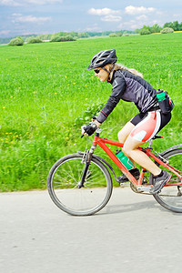 女人骑山地自行车模糊图片