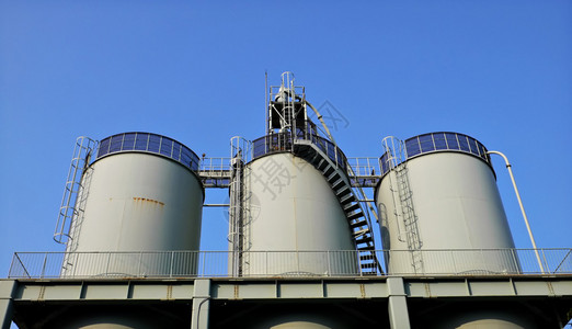 蓝色天空背景的大型工业储油图片