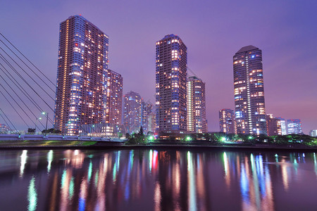 东京大都市的夜幕摩天大楼城市风景横图片