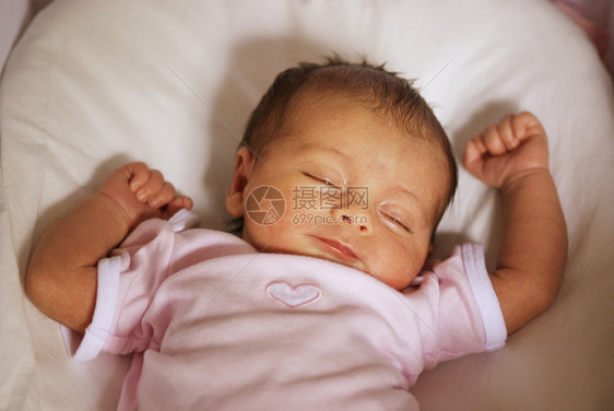新生儿女婴在生命的最初几图片