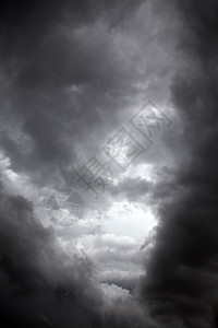 雨前的黑云图片