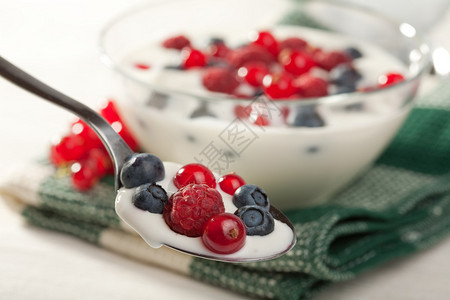 勺子配酸奶和野莓图片