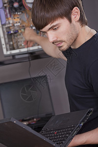 安装新硬件的计算机专家和技图片