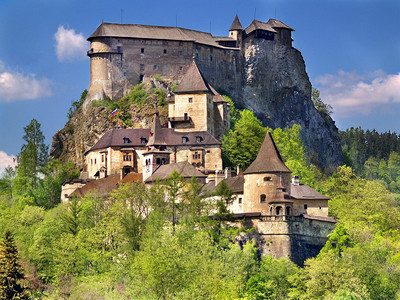 夏天著名的奥拉瓦城堡的景色奥拉瓦城堡被认为是斯洛伐克最有图片