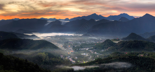 山村清晨风景在森林中飞扬日出和雾图片