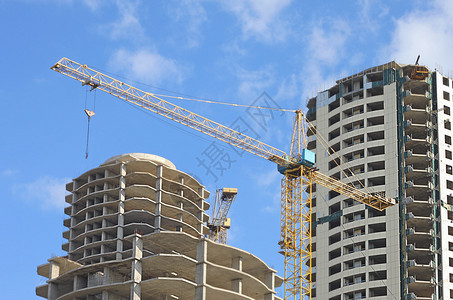 在夏日天空背景下建造桩屋图片