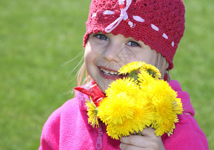 小女孩抱着花朵爬入图片