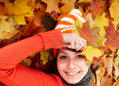 秋天橙色帽子的女图片