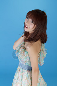 亚洲美女蓝色背景美女的特写图片