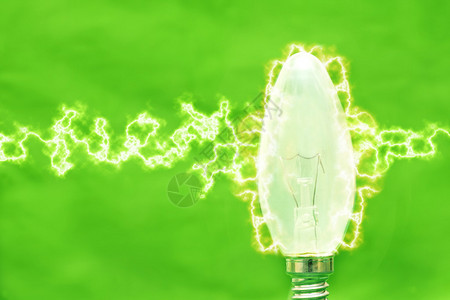 以光波形式通过绿色生态背景的灯泡来图片