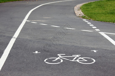 道路上的自行车路标和图片