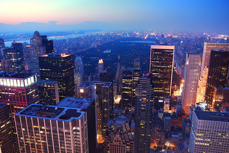 纽约市中央公园和曼哈顿天际和黄昏摩天大楼的图片