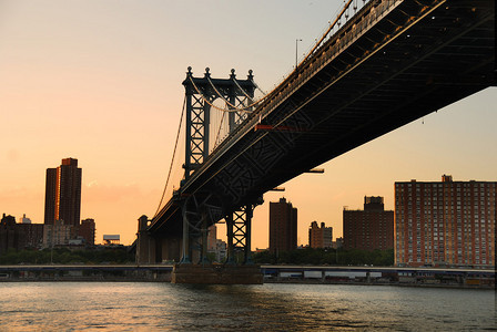 纽约市曼哈顿大桥在哈德逊河上空图片